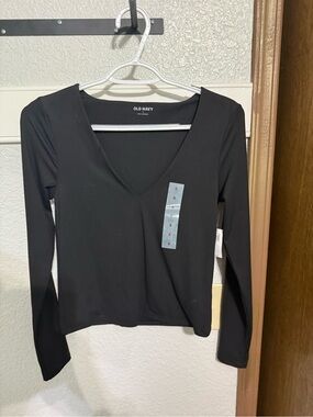 Old Navy Black Long-Sleeve V-Neck Tee
